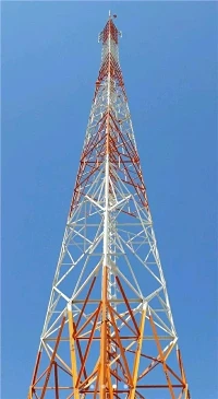What is the wind load capacity of a lattice tower?